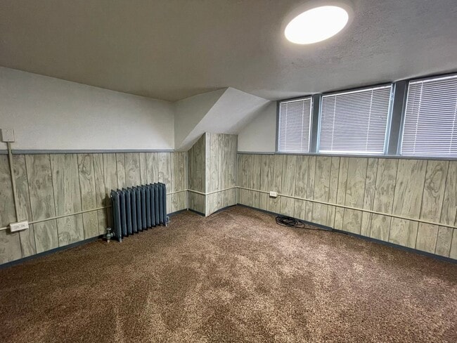 Building Photo - Coraopolis - 2 Bed 2 Bath - Immaculately M...
