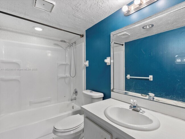 Building Photo - 4172 Inverrary Dr