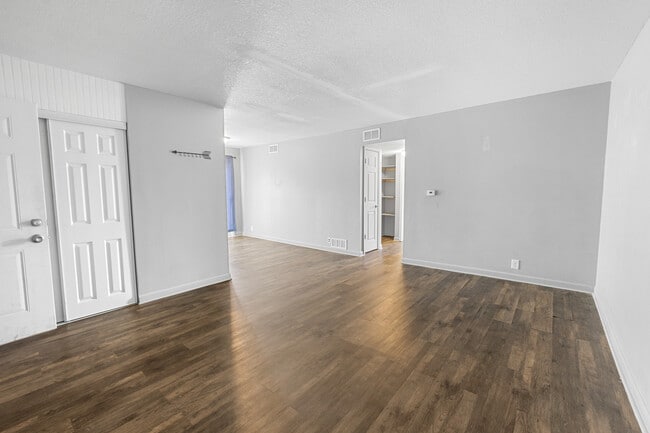 Building Photo - 711 ManApart