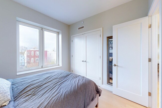 Building Photo - 932 Broadway