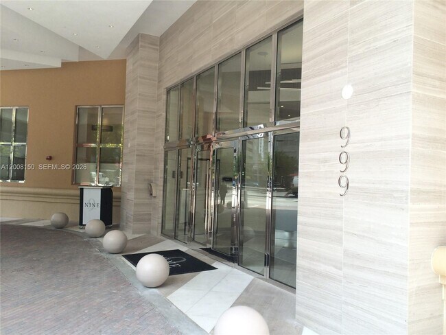 Building Photo - 999 SW 1st Ave