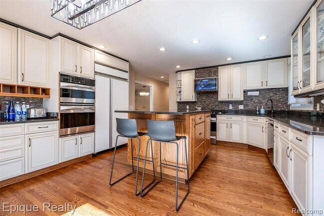 Building Photo - 135 W Hickory Grove Rd