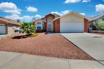 Building Photo - Single story 3 bedroom 2 bath home with REFRIGERATED AIR.