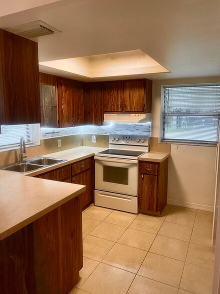 Primary Photo - 9299 Silverthorne Dr