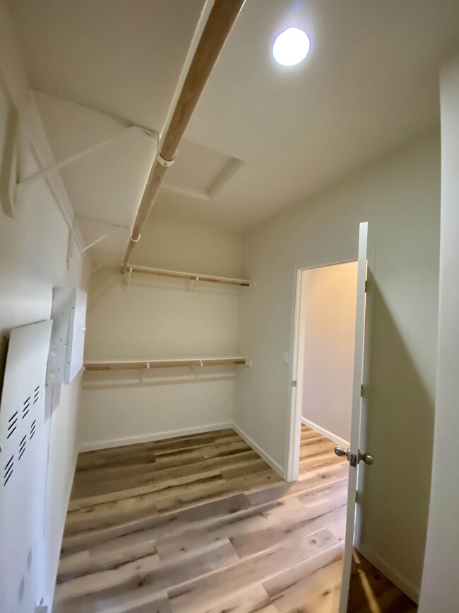 Building Photo - 1001 La Paloma St