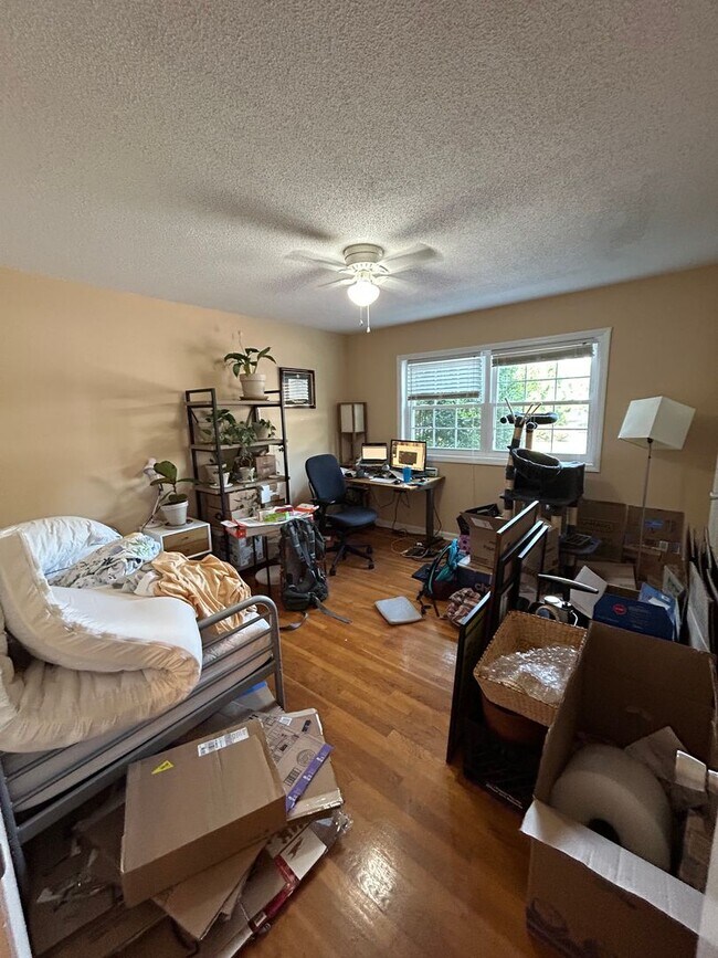 Building Photo - Townhome in the Heart of Carrboro – One Mo...