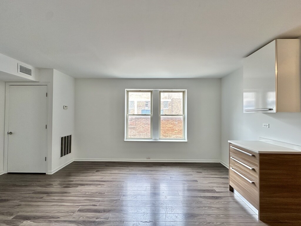 Building Photo - 925 W Carmen Ave