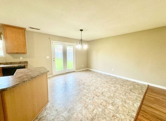 Building Photo - Fabulous home with FENCED YARD