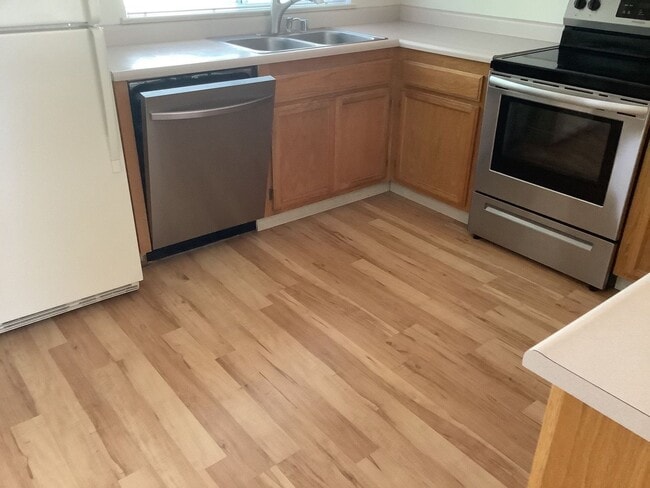Building Photo - Centrally Located 2 Bedroom Townhome