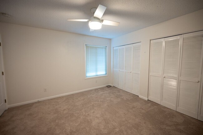 Building Photo - Beautifully Updated 2-Bedroom Condo in Fiv...