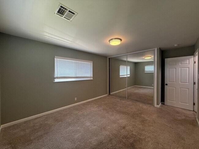 Building Photo - AV T 37938