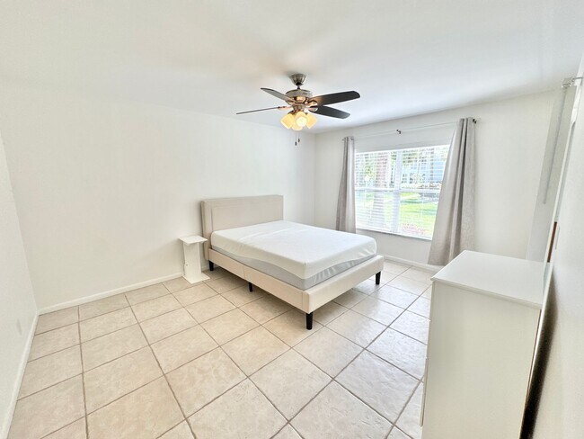 Building Photo - ** KINGS LAKE ** 2 BED / 2 BATH - CONDO - ...