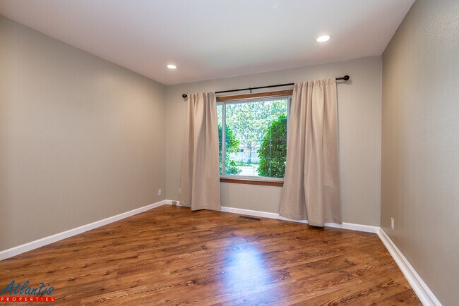 Building Photo - Heatherstone Way / Village Ct