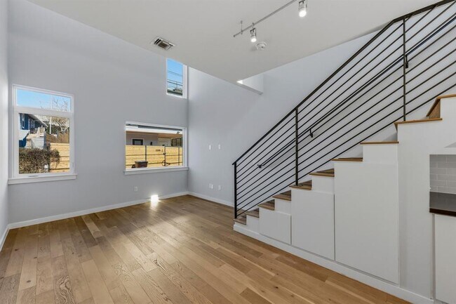 Building Photo - 2002 E 7th St