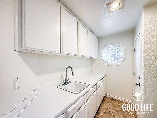 Building Photo - 709 S Hidden Creek Cir
