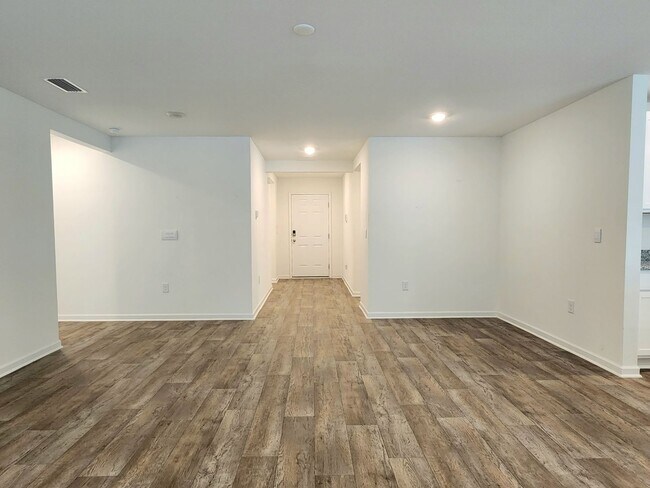 Building Photo - Lovely 4/2 available now in Raley Farms of...