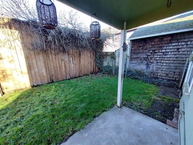 Building Photo - 2 bed 1 bath House Available Now!