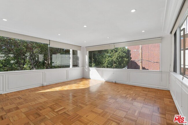 Building Photo - 420 S Beverwil Dr