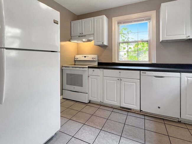 Building Photo - Charming 3-Bedroom Brick Colonial in Edgewood