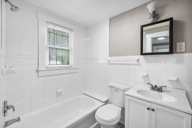 Building Photo - $25 Drive by & Apply for Beds 2 Bath House * Large Living/Dining + Bonus Room and Yard** Move in ...