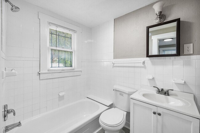 Building Photo - $25 Drive by & Apply for Beds 2 Bath House...