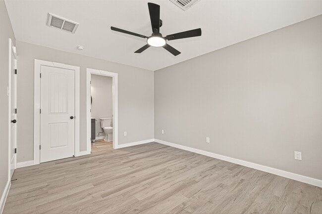 Building Photo - 10531 Royal Oaks Dr