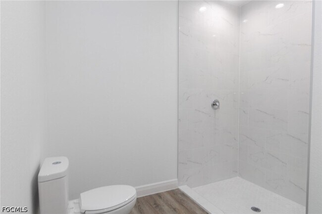 Building Photo - 1119 Deauville St E