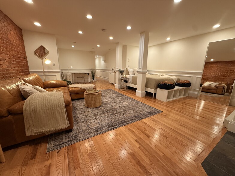 living space - angle view - 382 Riverway St