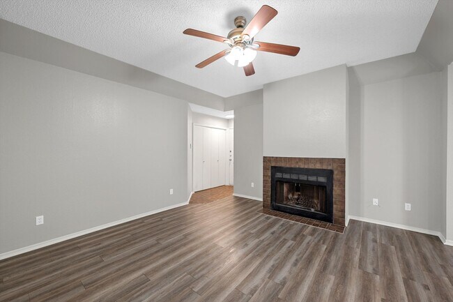 Building Photo - Updated Condo Central Waco