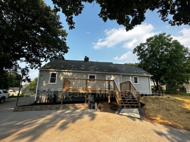 Building Photo - 2208 Sanderson Rd