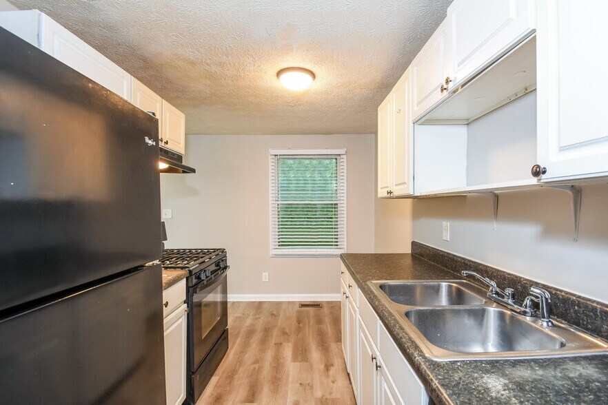 Building Photo - 3332 Chesterfield Ct