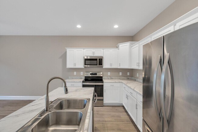 Building Photo - 3 BR close to Stone Bay!