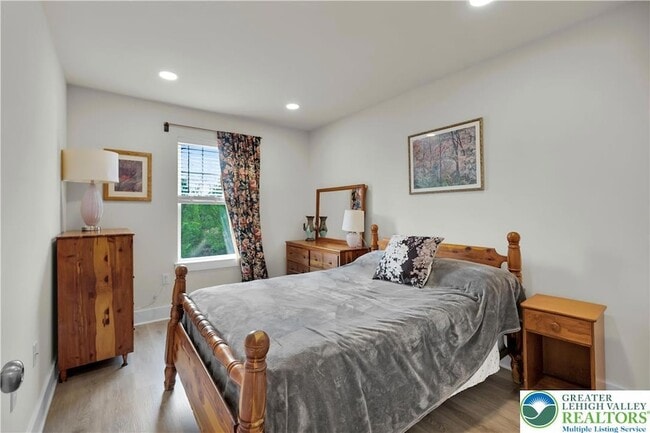 Building Photo - 221 Craig Ave