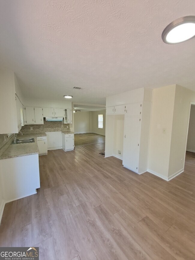 Building Photo - 463 Rock Meadow Dr