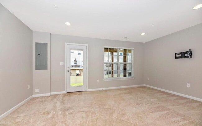 Building Photo - 3 level townhouse (newer construction) in Jefferson Place Community available early May!