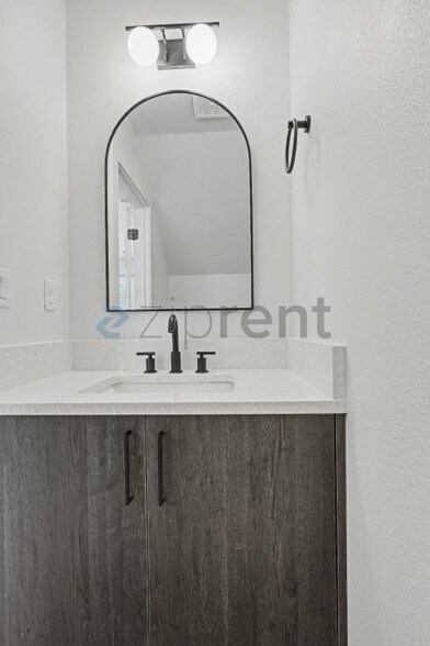 Building Photo - 1209 N Winchell St