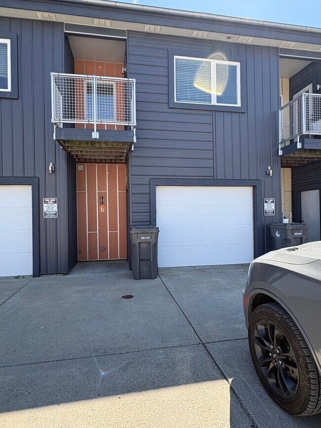 Building Photo - Beautiful 1 bedroom Modern Townhome