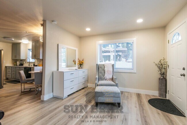 Building Photo - Bright Home in Incline!