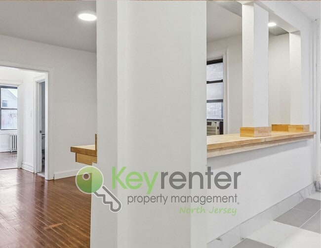 Building Photo - Freshly Updated 1-Bedroom Condo Across from Lincoln Park – Jersey City