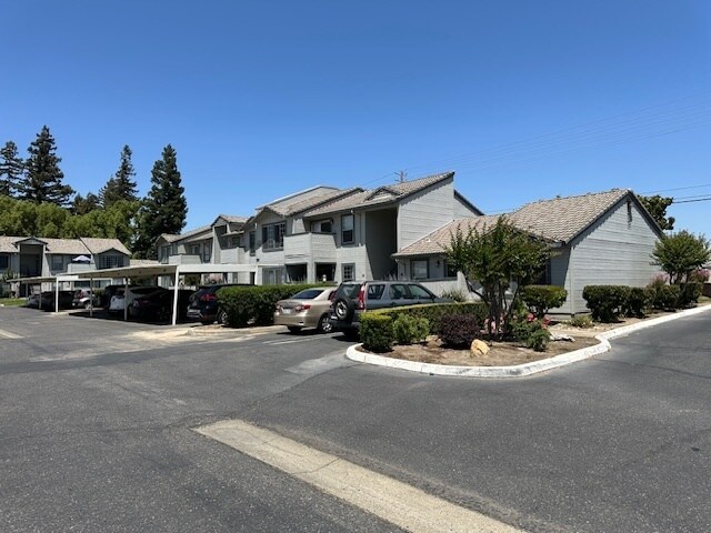 Building Photo - Modesto 2 Bedroom 2 Bath Condo "Parkview V...