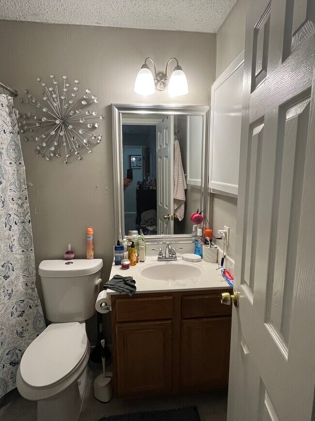 Building Photo - 801 Cactus Dr