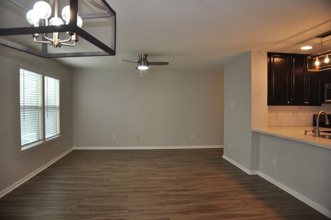 Building Photo - 16025 Summerville Lake Dr