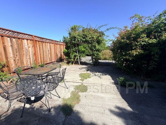 Building Photo - 1713 Mariposa Dr