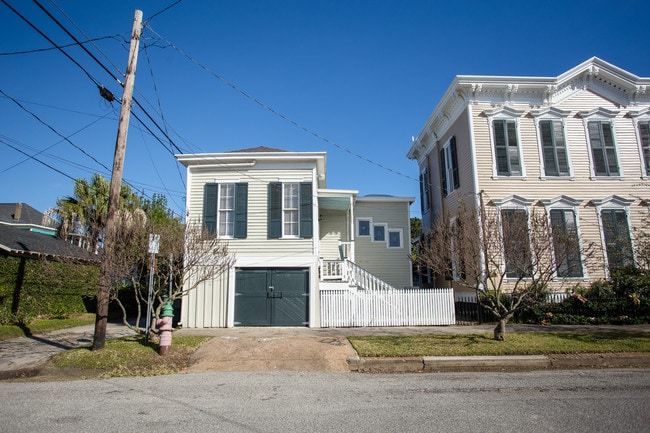 Building Photo - 814 13th St