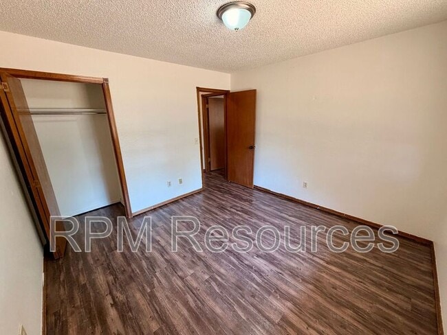 Building Photo - 7000 Woodlake Dr