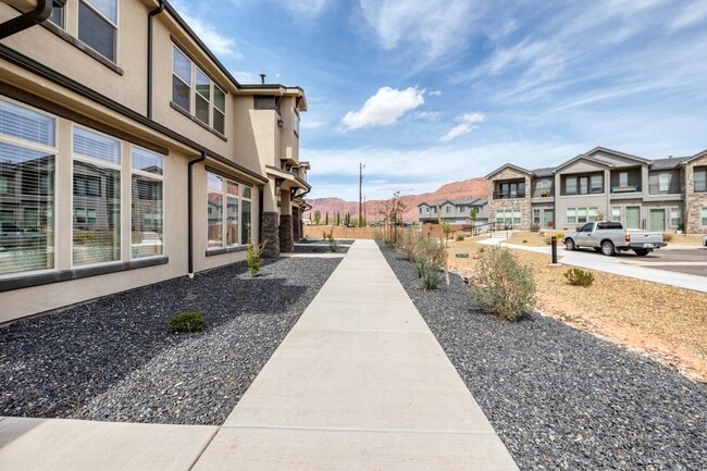 Building Photo - Lovely, Modern Townhome in Scenic Ivins