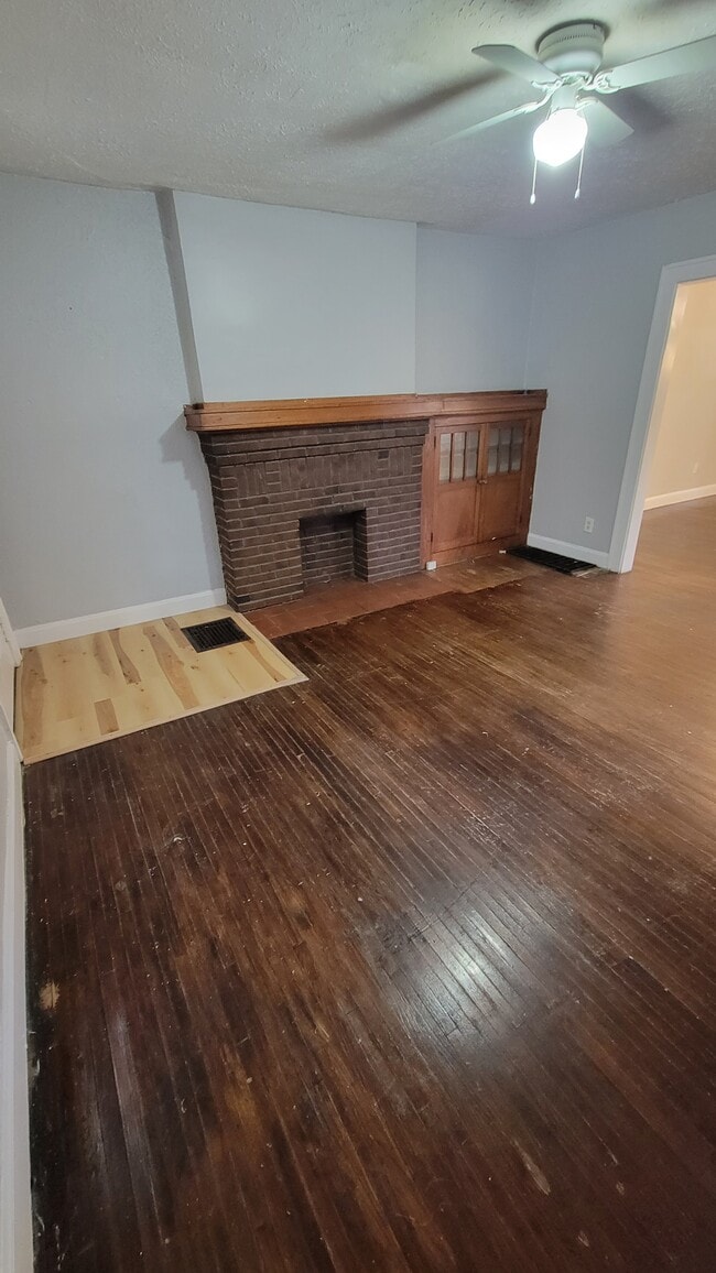 Building Photo - 40 N Roys Ave