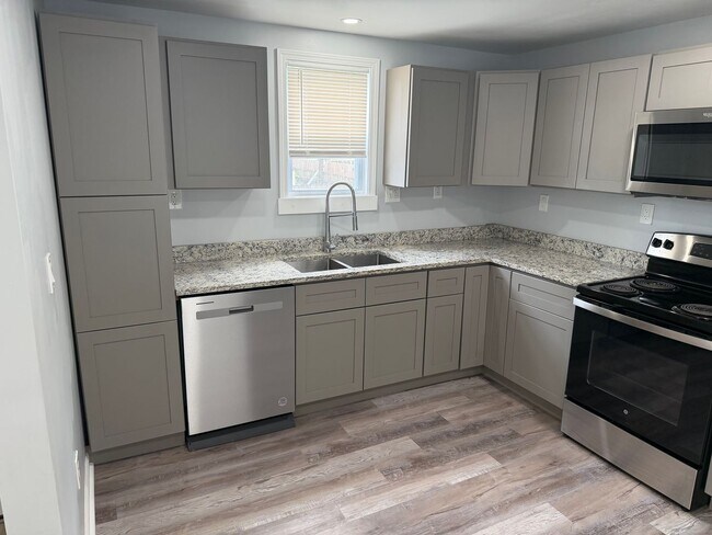 Building Photo - 2-Bedroom, 1 Bath Single Family for Rent in Middletown , OH|  Modern Kitchen