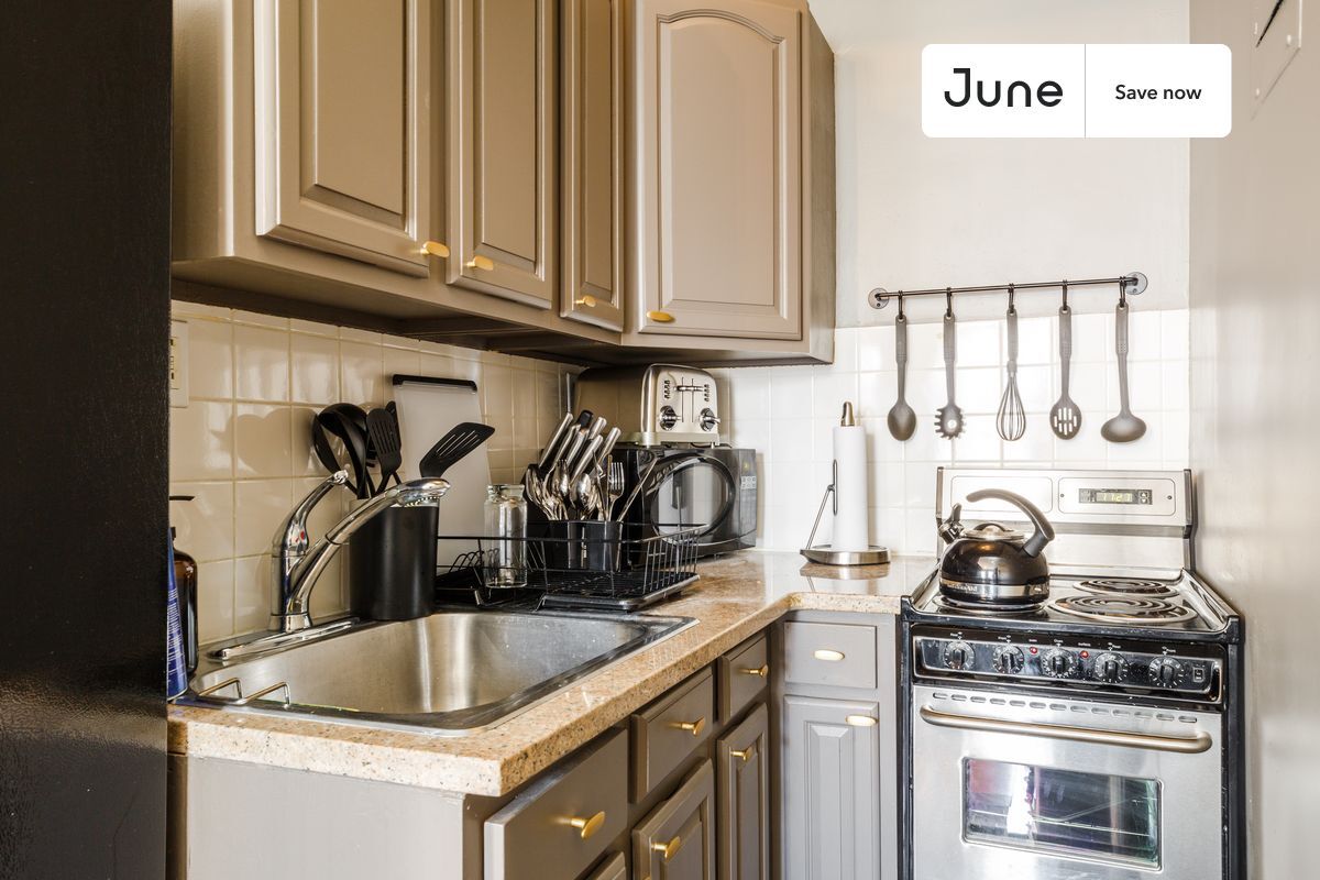 Building Photo - 336 W 46th St