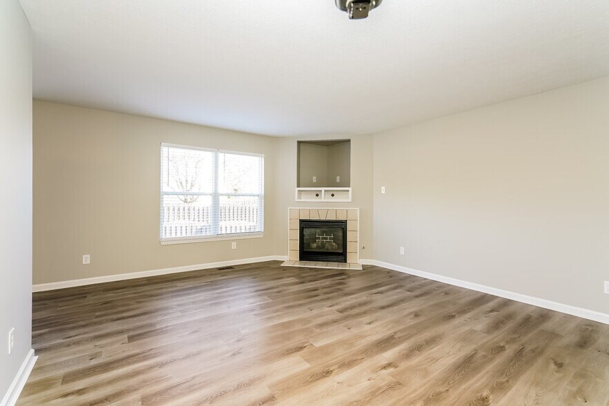 Building Photo - 729 Tulip Ln